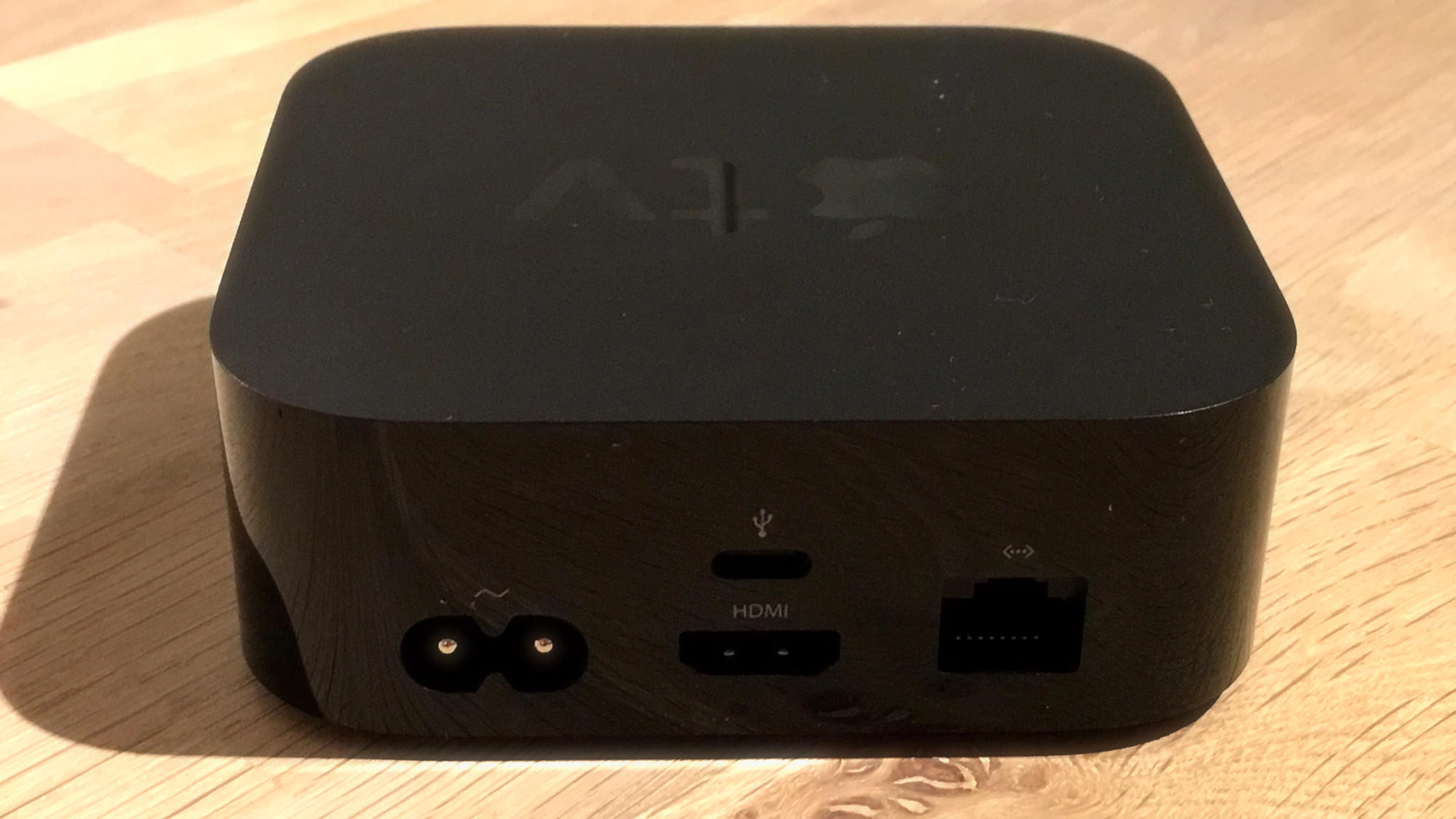 Apple TV - bakhlið
