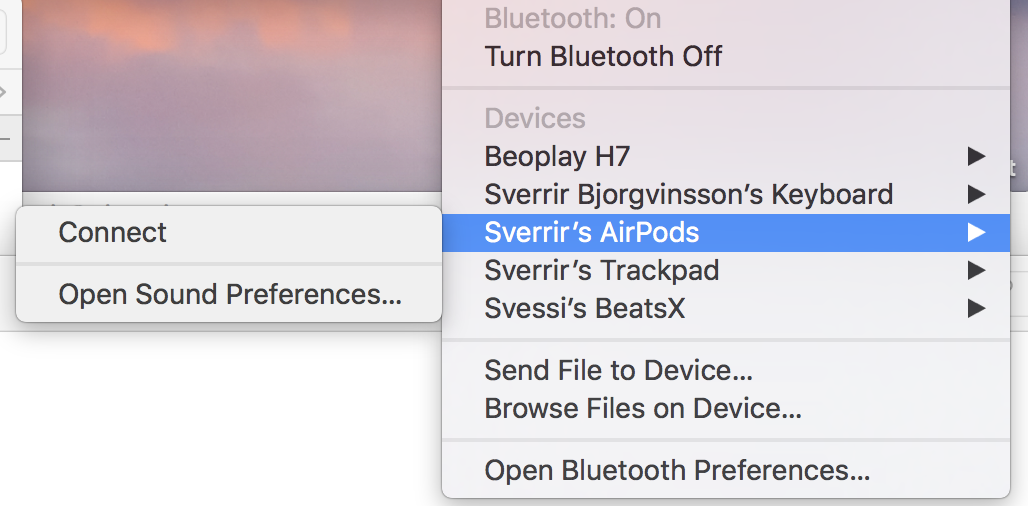Um leið og þú tengir AirPods eða önnur Bluetooth heyrnartól með W1 kubbi við eitt tæki, þá er það parað við öll tæki á sama iCloud aðgangi.